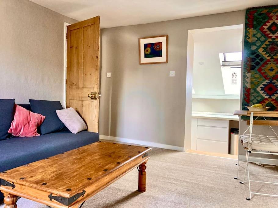 Charming 1 Bed Loft In 16c House In Centre *